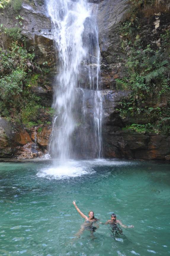 Nadando nas águas esverdeadas da Cachoeira Santa Bárbara, na Chapada dos Veadeiros, região de Cavalcante - GO